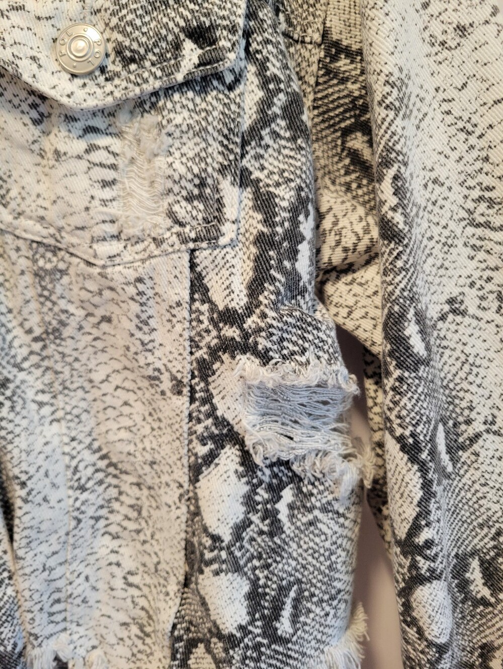 POL Crue Snakeskin Print Distressed Cropped Jacket Black Cream L Frayed Western - Picture 5 of 15